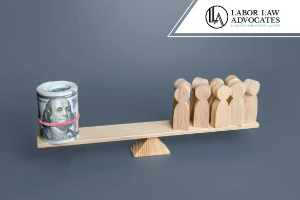 Imagen de una balanza con dinero y figuras de trabajadores