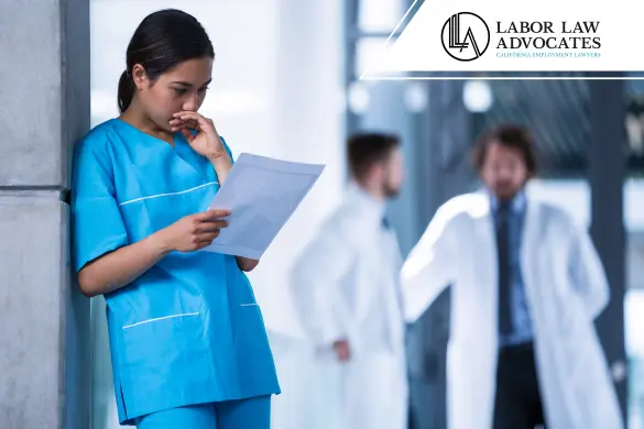 Enfermera leyendo con expresión preocupada.